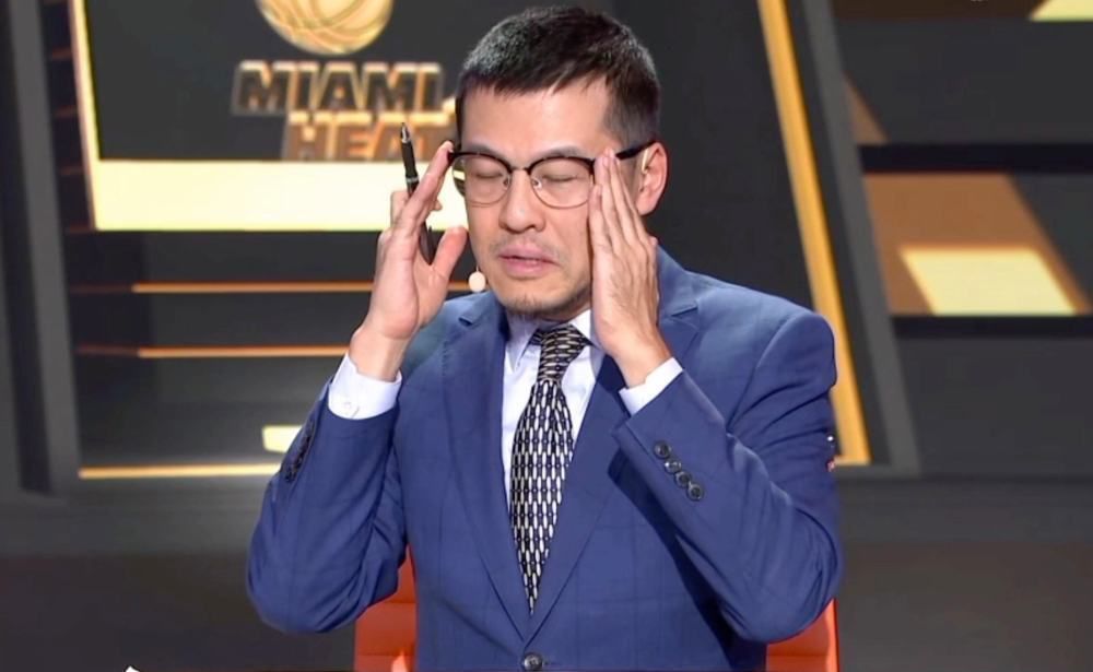 据知名记者罗马诺透露，赫罗纳关注巴萨19岁中卫法耶。